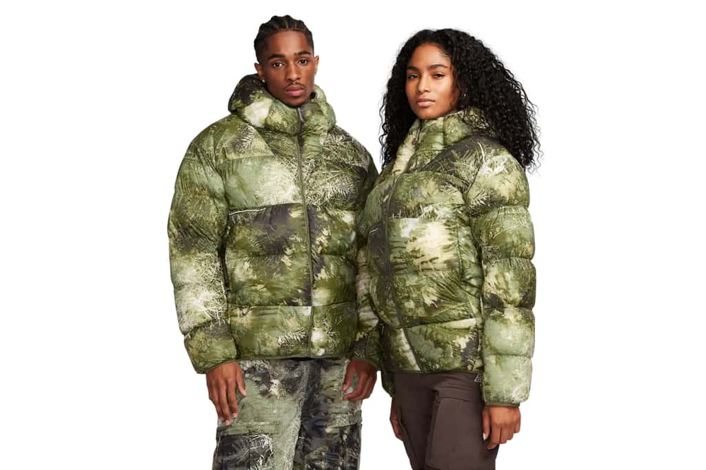 Couple avec doudoune assortie © Nike