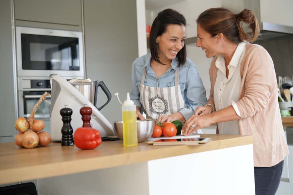 Deux femmes cuisinant et rigolant autours d’un moulinex ©shutterstock