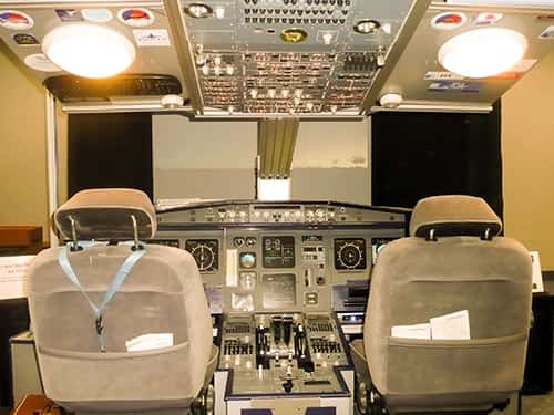 Pendant la Semaine du vol, les étudiants de l'école mais aussi le grand public peuvent visiter des expositions, assister à des conférences ou encore admirer ce simulateur de vol de Boeing 777, réalisés par des élèves ingénieurs. © IPSA