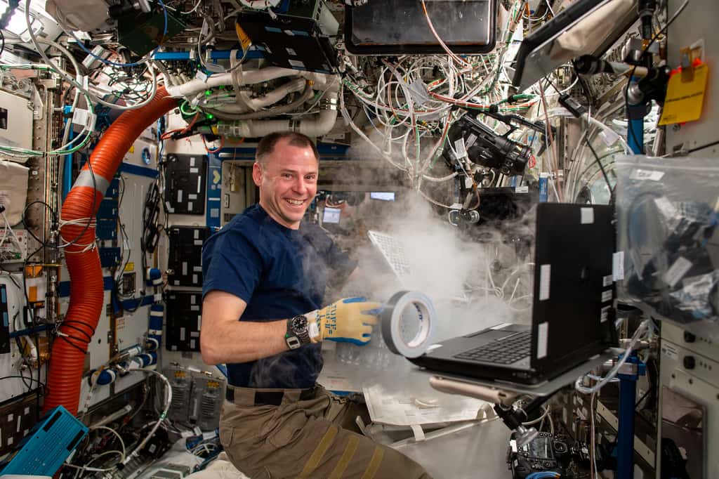 L'astronaute Nick Hague réalisant une expérience à bord de l'ISS. © Nasa