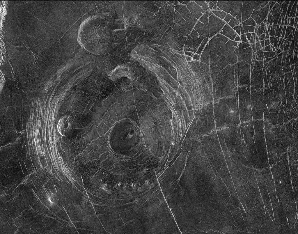Image radar de Fotla Corona obtenue par la sonde Magella en janvier 1991. La région de Fotla présente une variété de structures d'origine tectonique avec un réseau assez complexe de fractures et un ensemble de dômes volcaniques. © Nasa  
