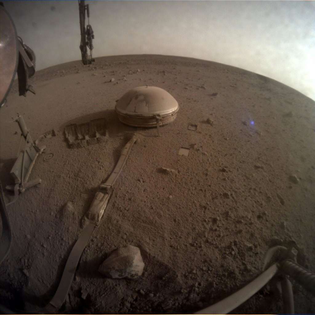 Le sismomètre recouvert d'un dôme de l'atterrisseur <em>InSight</em> vu à la surface de Mars, « peut-être la dernière image que [la sonde pourra] envoyer ». © AP