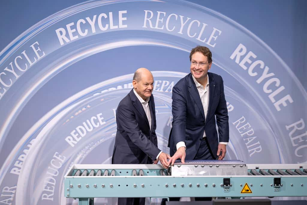 Olaf Scholz, le chancelier fédéral Allemand et Ola Källenius, président du conseil d'administration de Mercedes-Benz Group AG, réunis pour l'inauguration de l'usine. © Mercedes