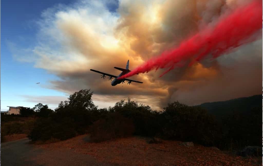 Un avion largue du retardant sur l'incendie « <em>LNU Lightning Complex</em> », le 20 août 2020, à Healdsburg en Californie. © Josh Edelson, AFP