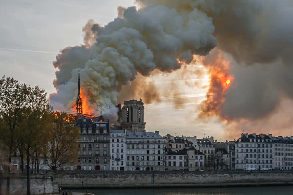 Après l'incendie de la cathédrale Notre-Dame de Paris, les poussières de plomb se sont déposées sur les routes, et sur les aires de jeux exposant les enfants à une possible contamination. © ZimmermannPhotogr-y, Adobe Stock