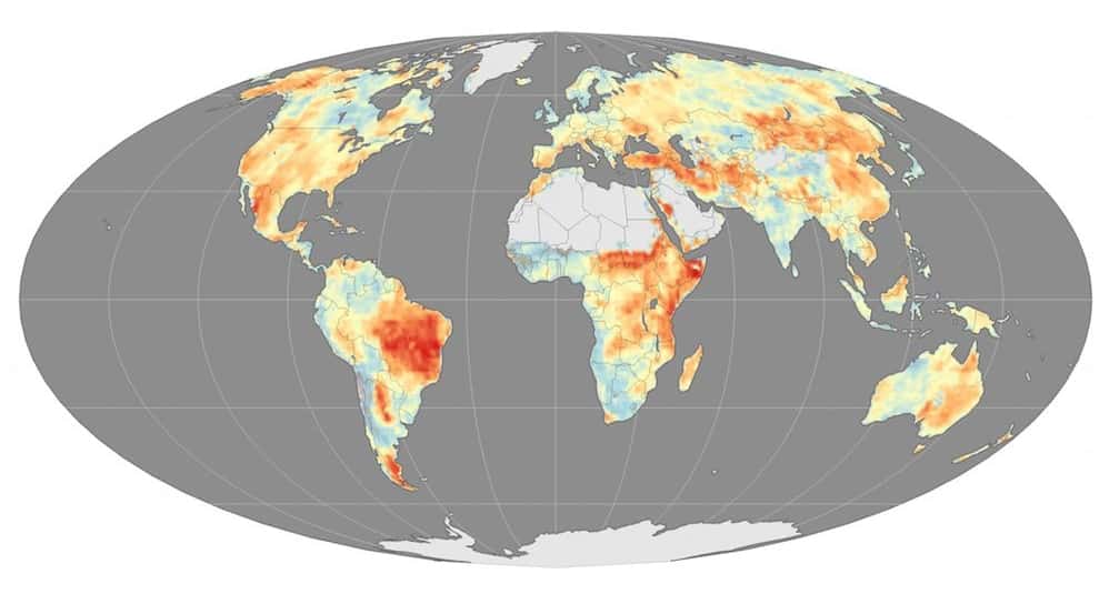 Les régions où la fréquence annuelle des périodes avec incendies a augmenté vont de l’orangé à rouge (augmentation maximale de 52 %). Le jaune indique les régions où aucun changement n’a été noté et les teintes du vert au bleu celles où ces périodes ont au contraire été moins fréquentes (minimum -52 %). Le Brésil, l’Afrique équatoriale et de l’est sont les plus touchées. © Nasa, Joshua Stevens (<em>Earth Observatory</em>), Matt Jolly, <em>USDA Forest Service</em>