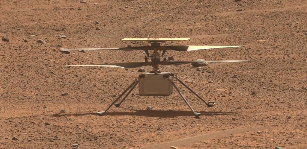 Ingenuity sur le sol de Mars photographié par Perseverance le 2 août 2023, la veille de son vol 54. Ce très petit véhicule aérien, qui ressemble à un hélicoptère, a ouvert la voie à une nouvelle ère : celle des véhicules aériens dans le ciel de Mars. © Nasa, JPL-Caltech, ASU, MSSS
