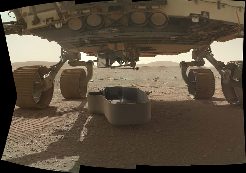 Le capot de protection d'Ingenuity a été retiré et déposé au sol, exposant le drone-hélicotpère à l'environnement martien. Sa première tentative de vol est prévue au plus tôt le 8 avril. © Nasa/JPL-Caltech/MSSS