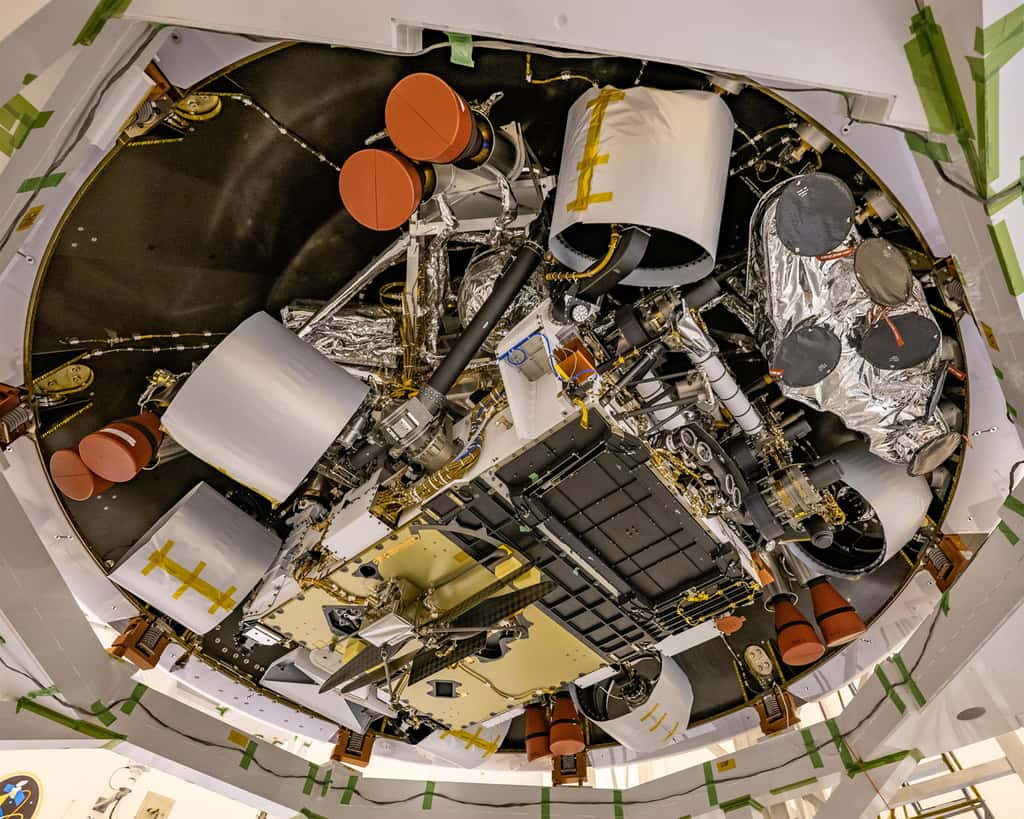 Le drone-hélicoptère Ingenuity attaché sous le ventre du rover Perseverance (sur la plaque dorée). © Nasa, JPL