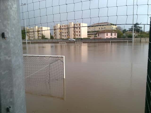 Un terrain de football inondé par la crue de novembre 2011 à Saint-Raphaël (Var). ©️ Service Hydraulique Cours d’Eau (SHCE)/Cavem