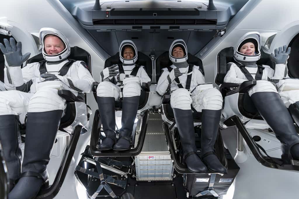 L'équipage d'Inspiration4 à bord du Crew Dragon, quelques heures avant son décollage. De gauche à droite : le spécialiste de mission Christopher Sembroski, Siam Proctor la pilote, le commandant Jared Isaacman qui a financé la mission et Haylel Arceneaux, la responsable médicale de l'équipage. La combinaison qu'ils portent sera redessinée et adaptée aux sorties dans l'espace. © SpaceX