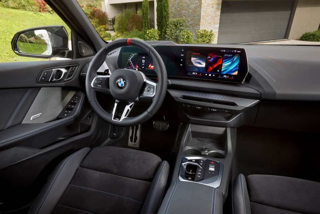 Le double écran regroupe toutes les informations et les commandes de la Série 1 © BMW