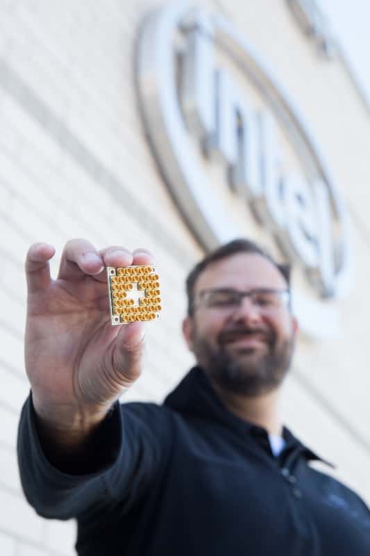 Jim Clarke, directeur de la branche matérielle de la recherche quantique d’Intel, montre la puce 17 qubits supraconductrice. © Intel