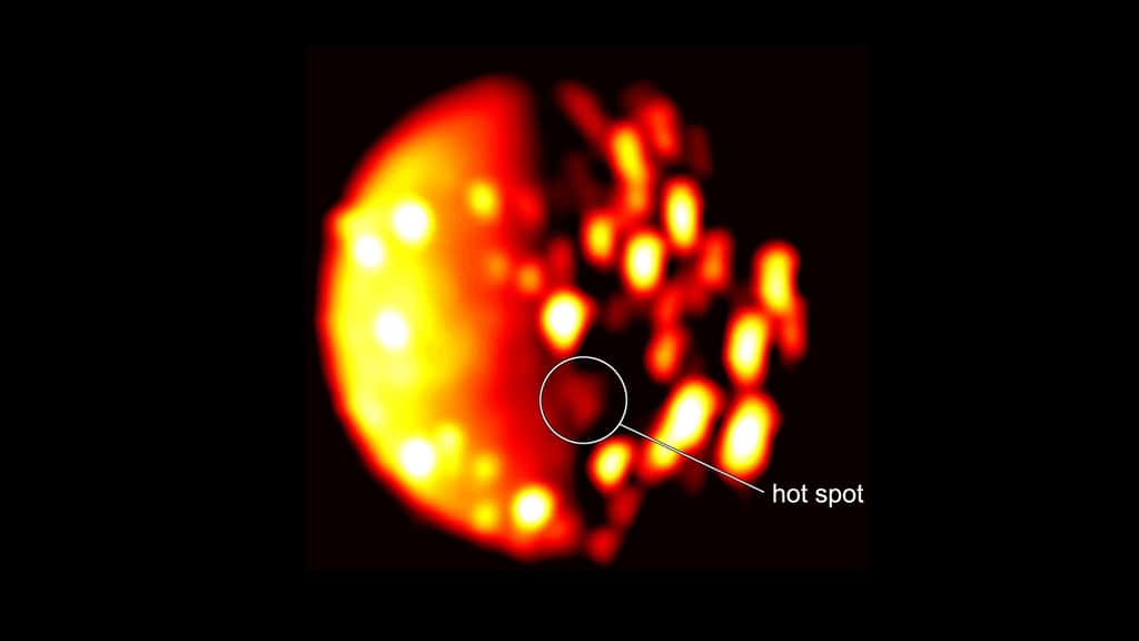 Mise en évidence de l'emplacement de la nouvelle source de chaleur (<em>hot spot</em>, en anglais) dans l'hémisphère sud de Io, la lune de Jupiter. L'image a été générée à partir des données recueillies le 16 décembre 2017 par l'instrument Jiram (<em>Jovian InfraRed Auroral Mapper</em>), à bord de la mission Juno, de la Nasa, lorsque le vaisseau spatial se trouvait à environ 470.000 kilomètres de la lune jovienne. Sur cette image infrarouge, plus la couleur est claire, plus la température enregistrée par Jiram est élevée. © Nasa, JPL-Caltech, SwRI, ASI, Inaf, Jiram
