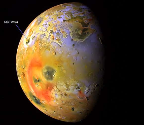 <em>Loki Patera</em> est le plus grand cratère visible sur Io. Tout indique qu’il s’agit d’une caldeira remplie par un lac de lave. Celui-ci est monstrueux si on le compare, par exemple, à celui de l’Erta Ale, sur Terre. Son diamètre est d’environ 200 kilomètres, ce qui veut dire que sa superficie est supérieure à celle du lac Ontario, que se partagent les États-Unis et le Canada. Son centre est occupé par une sorte d’île qui rend les planétologues perplexes car sa structure ne semble pas du tout affectée par le lac de lave. © Nasa