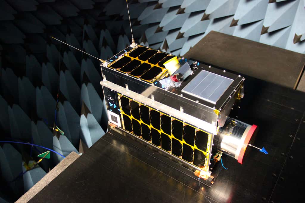 Le satellite Iris lors de ses essais en chambre anéchoïque. © GHGSat