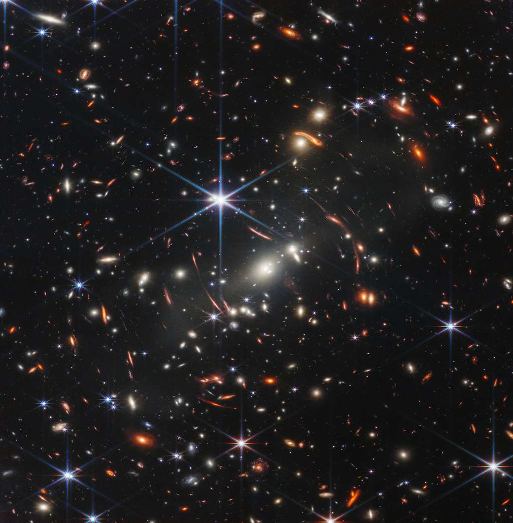 Voici la toute première image du James-Webb : nous découvrons l'Univers vieux de seulement 100 millions d'années, soit il y a 13,8 milliards d'années ! © Nasa, ESA, CSA STScI