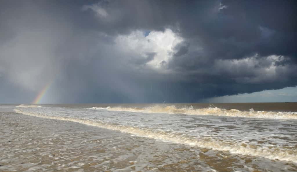 Arc-en-ciel et tempête à l’horizon. Un pétrolier prend la fuite (à droite). © James Bailey, <em>Royal Photographic Society</em>