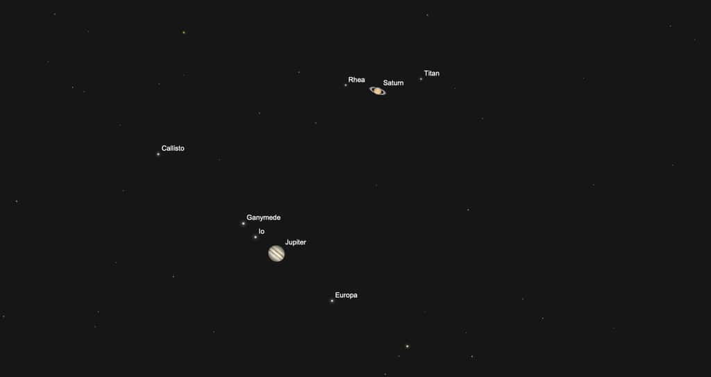 Jupiter et ses quatre plus grandes lunes sont visibles dans une paire de jumelles. Deux fois plus éloignées que cette dernière, Saturne ne laisse pas voir ses anneaux. Il faut des grossissements supérieurs (40 fois et plus) pour pouvoir distinguer les anneaux et ses satellites les plus gros et brillants, notamment Titan. Voici la disposition des lunes relativement à leur planète, le 21 décembre entre 17 h et 18 h. © SkySafari (capture d'écran)