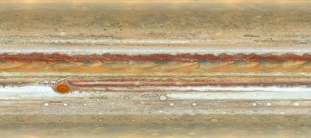 La globuleuse Jupiter mise en plat. Sur cette image complète de la géante, on peut admirer la multitude de tourbillons et accrocs dans les bandes nuageuses. De profondeurs, de largeurs et de couleurs différentes (riches en glace d’ammoniac), les bandes nuageuses sont séparées par des vents pouvant souffler jusqu’à 650 km/h. Les bandes les plus claires sont plus épaisses et élevées que les plus sombres. Les ovales blancs que l’on peut voir sont aussi des anticyclones. © Nasa, ESA, A. Simon (<em>Goddard Space Flight Center</em>), M.H. Wong (<em>University of California,</em> Berkeley)