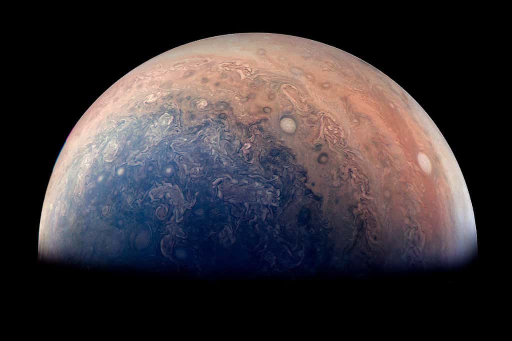 Une vue du pôle sud de Jupiter prise par la sonde Juno. Le traitement de Gabriel Fiset, <em>citizen scientist</em> (scientifique citoyen), accentue le contraste entre les différents motifs dans la haute atmosphère. © Nasa, JPL-Caltech, SwRI, MSSS, Gabriel Fiset