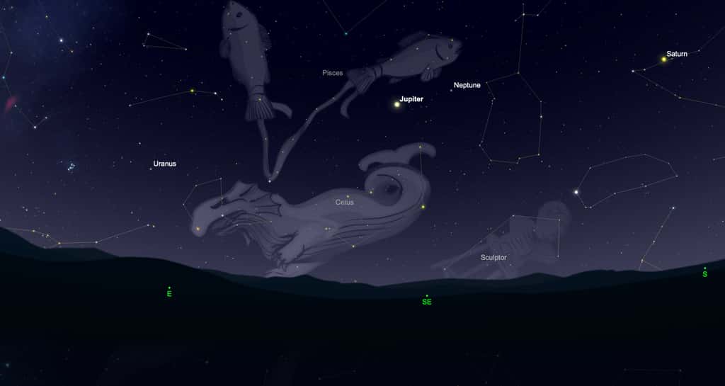 Jupiter, le soir de son opposition, le 26 septembre 2022, vers 23 h. La planète géante brille dans les Poissons. Son éclat important la rend très facile à repérer dans le ciel au cours de la soirée. Elle se lève à l'est quand le Soleil se couche et reste toute la nuit dans le ciel et disparaît sous l'horizon au lever du jour. Le meilleur moment pour l'observer est quand elle est plus haut dans le ciel, avant et après son passage au méridien, après minuit. © SkySafari