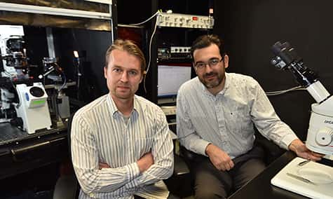 Frans Vinberg (à gauche) et Vladimir J. Kefalov, devant un outil qu’ils ont développé pour détecter la réponse à la lumière de cellules rétiniennes. © Robert Boston