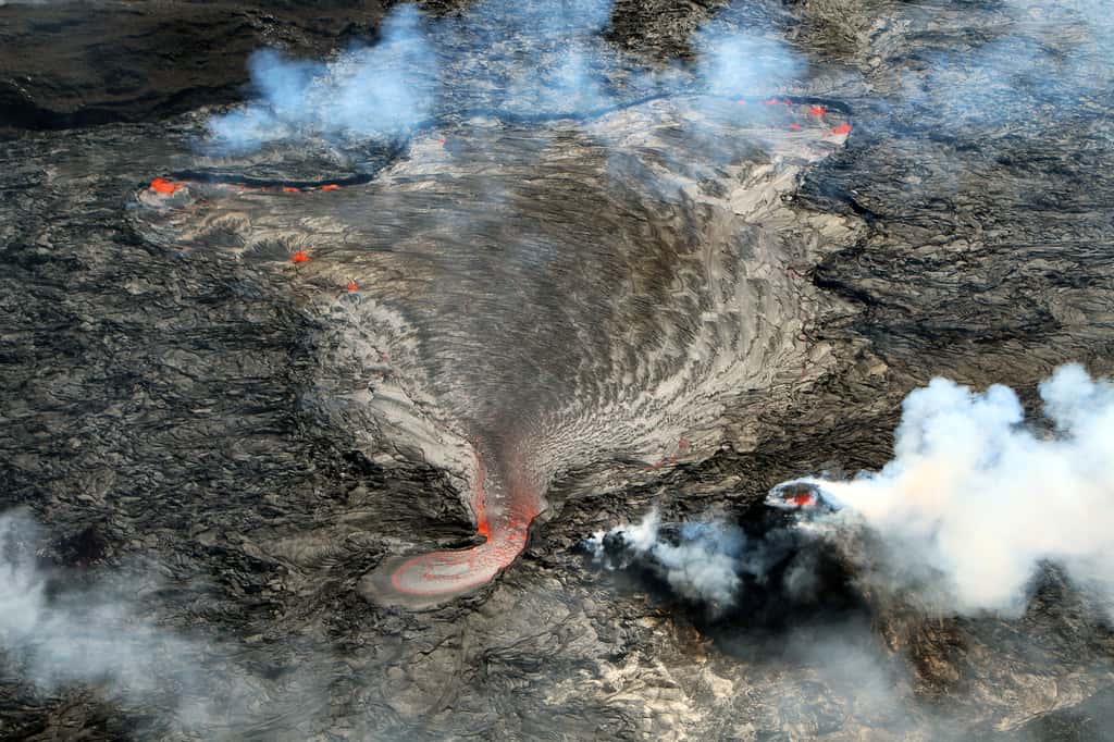 Le lac de lave du Kilauea le 1<sup>er</sup> février, alimenté par un petit cône (à droite) et un étang de lave (à gauche). © <em>U.S. Geological Survey</em>
