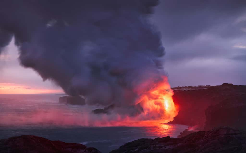 Coulées de lave du Kilauea dans l’océan, à Hawaï. Le volcan s’épanche quasiment en continu depuis 1983. © inigocia, Fotolia