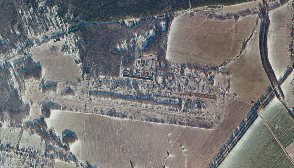 À Klimovo, à seulement 12 kilomètres de la frontière ukrainienne, les forces russes se sont déployées en nombre. L'image a été acquise le 2 janvier dernier et celle ci-dessous le 13 février. © 2022, Planet Labs Inc.