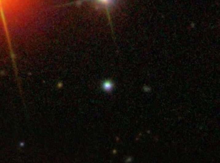 Une image dans le visible de Lamost J101051.9+235850.2. Cette étoile est observable dans la direction de la constellation du Lion à une distance de 3 000 années-lumière du Système solaire. Il s'agit d'une étoile de la séquence principale avec une masse légèrement inférieure à la masse du Soleil. © SDSS/NAOJ