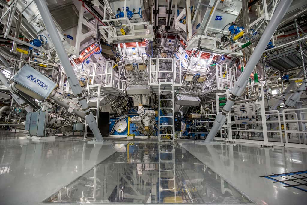 La chambre cible de la <em>National Ignition Facility</em> du LLNL, où 192 faisceaux laser ont fourni plus de 2 millions de joules d'énergie ultraviolette à une minuscule pastille de combustible pour dépasser le seuil d'ignition par fusion nucléaire le 5 décembre 2022. © LLNL