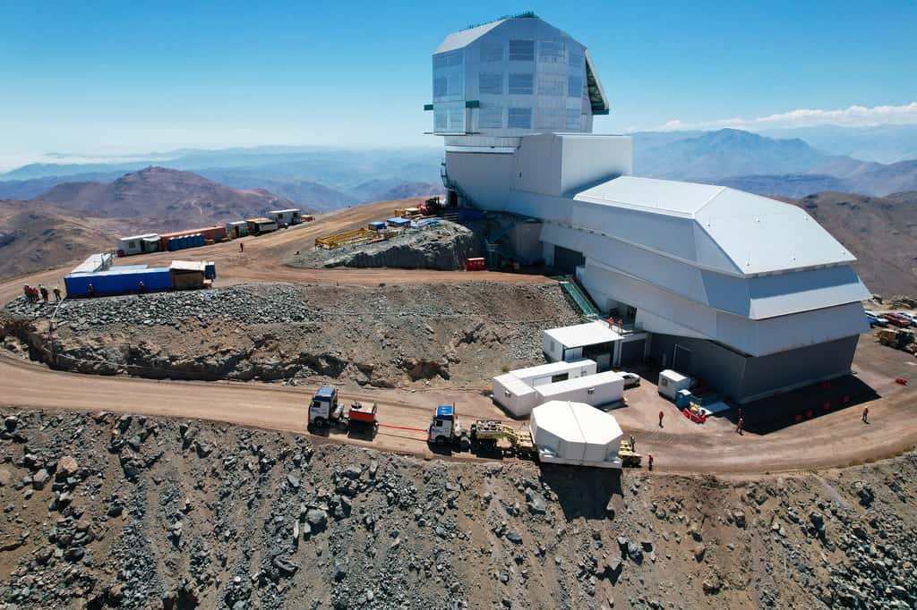 La construction de l'observatoire Vera C. Rubin se poursuit avec la livraison du miroir combiné primaire-tertiaire de 8,4 mètres du bâtiment de stockage à l'observatoire le 7 mars 2024. © Rubin Obs, NSF, AURA, O. Rivera