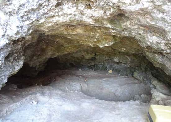 La grotte Bouffia Bonneval se trouve dans la vallée de la Sourdoire, près de La Chapelle-aux-Saints. Visible sur la photographie, la tombe a été creusée dans un lit de marne. Elle fait environ 39 cm de profondeur. © Cédric Beauval