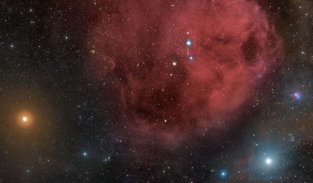 La région <em>Lambda Orionis</em> de la constellation d'Orion, montrant des nuages moléculaires et Bételgeuse, ainsi que les étoiles Gamma Orionis, Lambda Orionis et Phi Orionis. © CC by-sa 4.0 Lithopsian