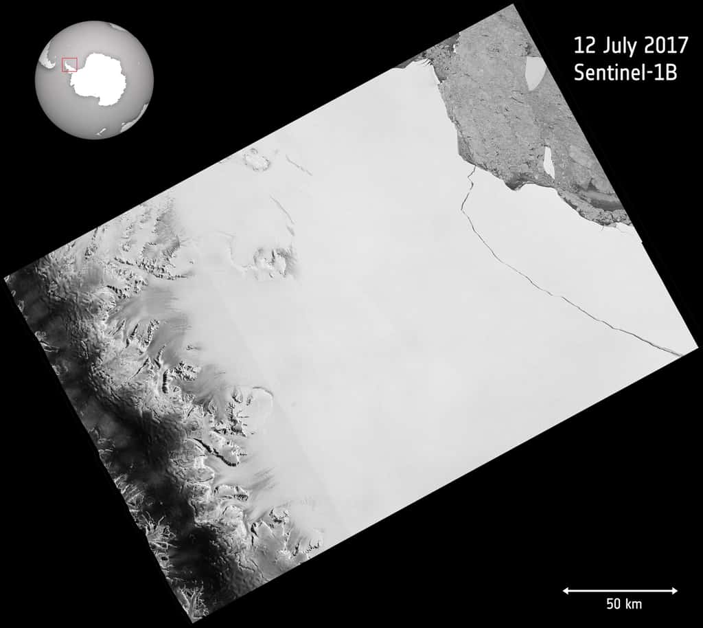 Comme en témoigne cette image radar du satellite Sentinel-1, la fissure dans la plateforme de glace Larsen C est arrivée jusqu’au bout, détachant ainsi un iceberg géant, l’un des plus grands jamais observés. © Copernicus Sentinel data (2017), ESA, CC by-sa 3.0 IGO