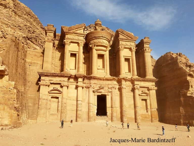 Une merveille de Pétra en Jordanie : le « Monastère » (Al-Deir). Ce fut le tombeau d’un roi nabatéen, utilisé ensuite comme monastère par les chrétiens. © J.-M. Bardintzeff