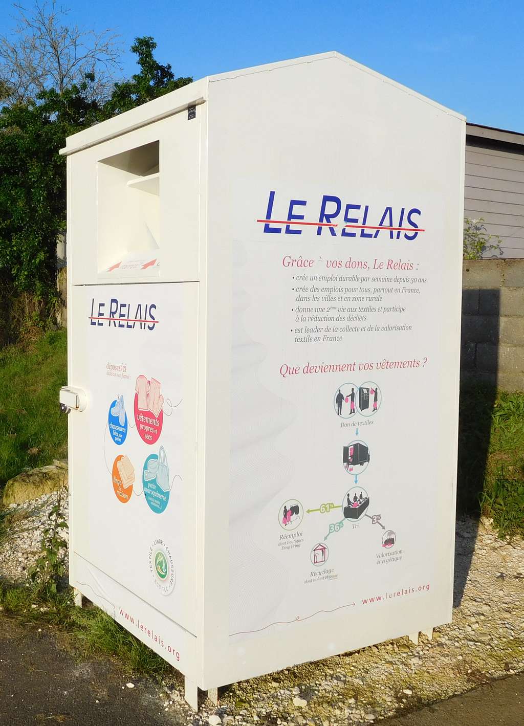 Le Relais est le premier opérateur de tri du textile français en 2022. L'entreprise possède 20 centres de tri sur les 52 situés en France, 3 % des dons qu'elle reçoit sont revendus dans des boutiques françaises selon Pierre Duponchel, le président de l'association Relais. (France Bleu Breizh Izel, 2022). © Cjp24, <em>Wikimedia Commons</em>