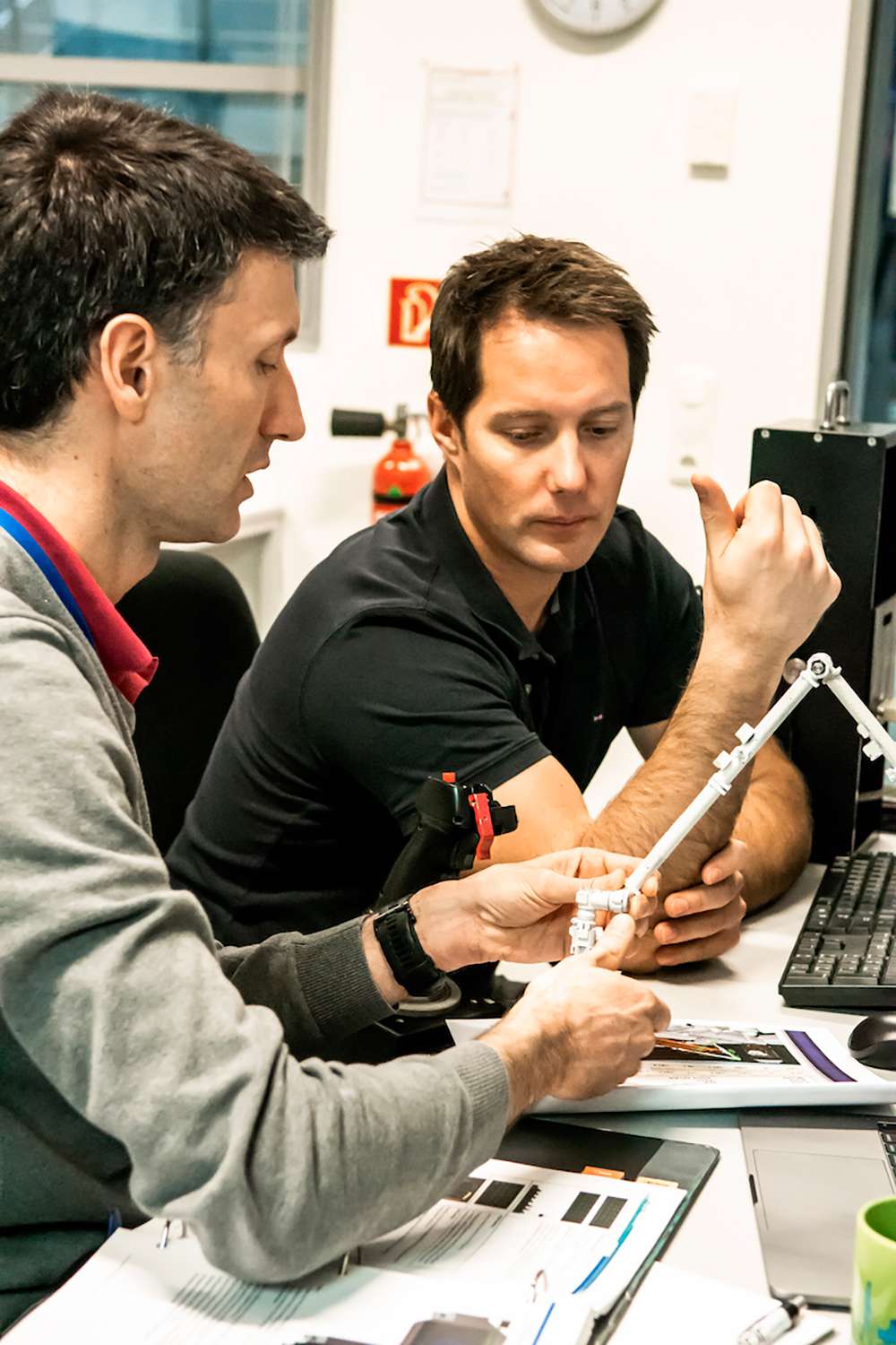 Thomas se familiarise avec l’opération du Canadarm2 avec Lionel Ferra, entraîneur d’astronautes de l’ESA, à l’EAC, avant l'application des mesures sanitaires liées à l'épidémie de Covid-19. © SA-D.Ham