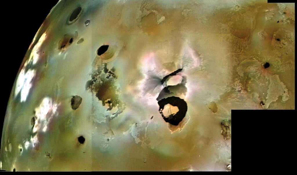 Une vue de Loki Patera avec son île au centre du lac de lave prise par la sonde Voyager 1. © Nasa