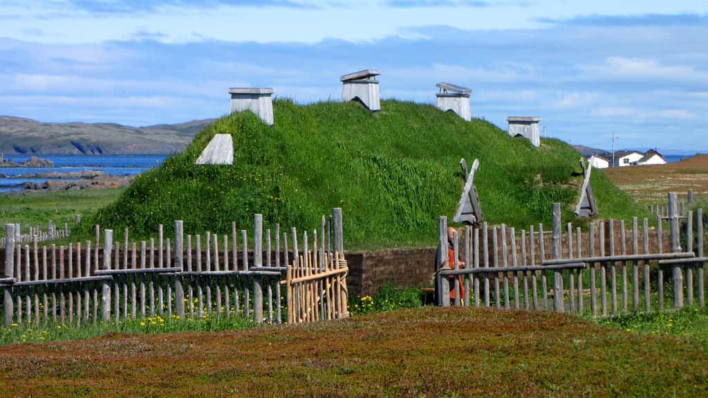 Longère viking reconstituée à L'Anse aux Meadows, Terre-Neuve, Canada. © Wikimedia Commons, domaine public.