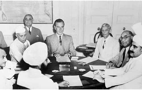 Lord Mountbatten rencontre Nehru, Jinnah et d'autres dirigeants pour planifier la partition de l'Inde.© WIKIMÉDIA COMMONS, DOMAINE PUBLIC 