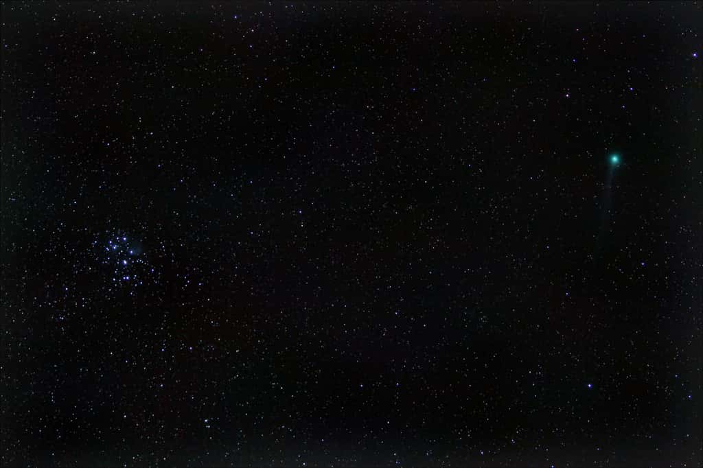 La comète Lovejoy flirte avec les Pléiades. Une image saisie depuis la région parisienne par un astronome amateur, avec un appareil photographique muni d'un téléobjectif de 70 mm, puis travaillée avec un logiciel. © Olivier Riant