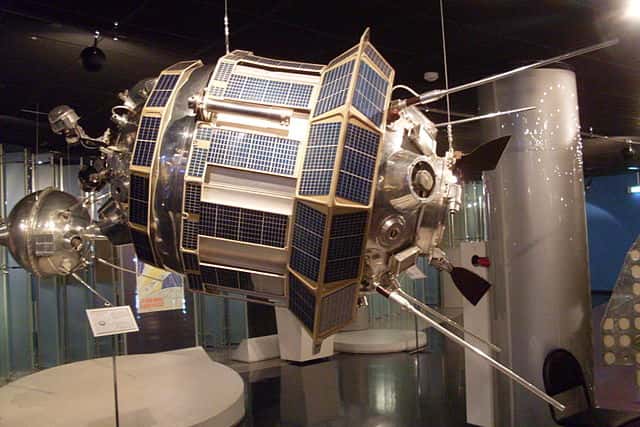 Une reconstitution à l'échelle de la sonde Lunik 3 ( aussi appelée Luna 3) au Musée mémorial de l'astronautique de Moscou. © DP Wikipédia