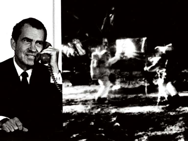 Le président des États-Unis Richard Nixon au téléphone depuis la Maison Blanche félicite les astronautes de la mission Apollo 11, le 21 juillet 1969. © Nasa, AFP archives