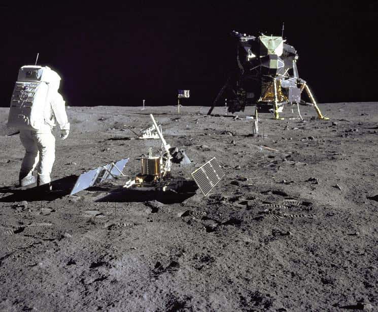Buzz Aldrin marche à côté du sismomètre installé lors de la mission Apollo 11. Les données récoltées par cet instrument et par ceux des missions ultérieures ont fourni des informations essentielles sur la structure interne de la Lune. © Neil Armstrong, Nasa
