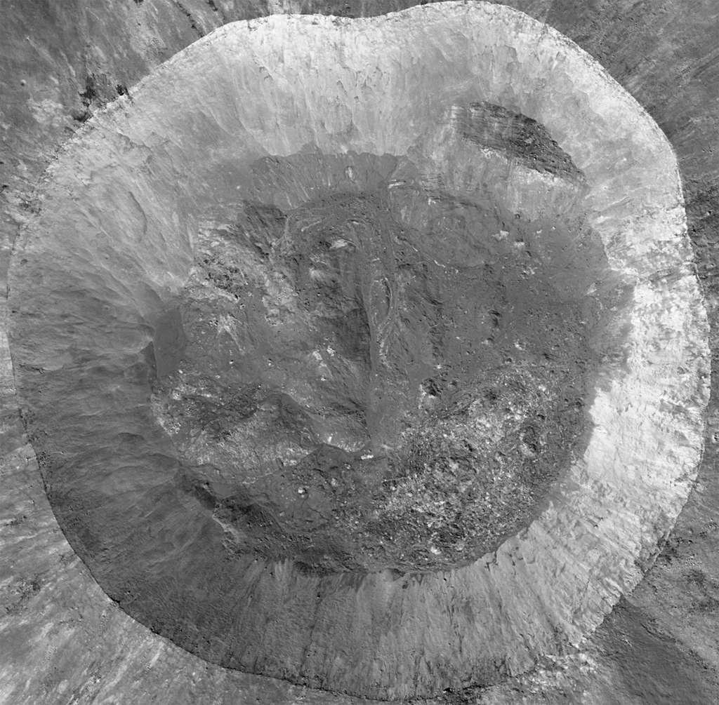 Image du cratère Giordano Bruno, de 22 kilomètres de diamètre, produite par la mission <em>Lunar Reconnaissance Orbiter</em> (LRO) de la Nasa. © Nasa, LROC team