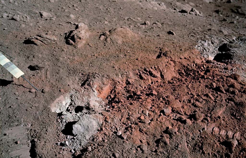 La Lune contiendrait bien plus d'eau que prévu. Ici, le « sol orange » découvert par le géologue Harrison Schmitt lors de la mission Apollo 17, non loin du site d'alunissage de Taurus-Littrow. L'objet à gauche est un gnomon associé à une charte photométrique qui sert de référence pour interpréter les couleurs de l'image. © Nasa, Marco Faccin/Lunar Explorer Italia/IPF 