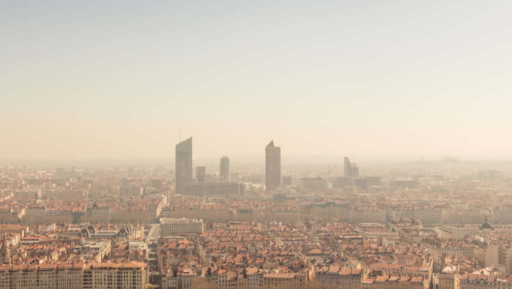 La pollution atmosphérique est en baisse continue en France, sauf dans certaines grandes villes. Ici la ville de Lyon. © jef 77, Adobe Stock
