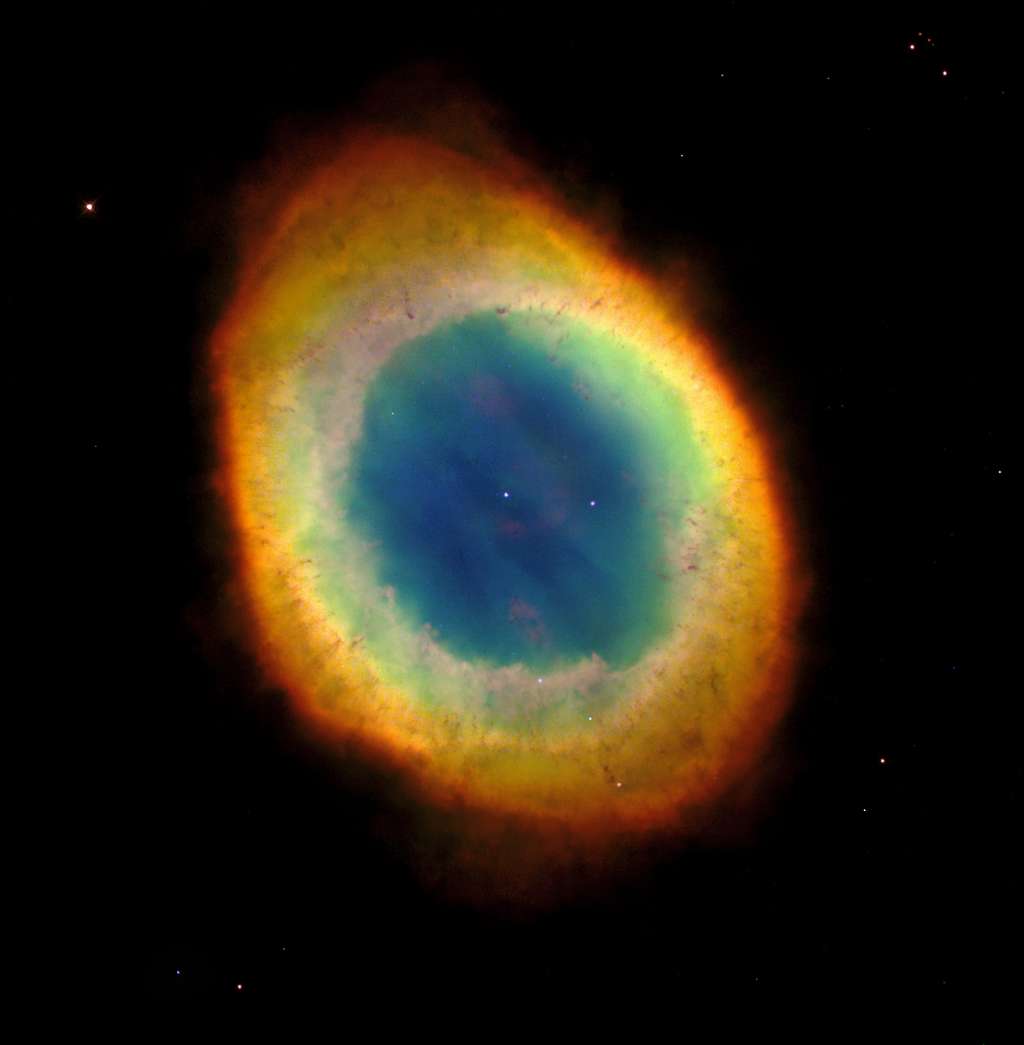 La nébuleuse de la Lyre, l’une des plus célèbres nébuleuses planétaires, photographiée par Hubble. L’étoile à l’origine de cette enveloppe de gaz et de poussière assez lumineuse devait être un peu plus massive que le Soleil. © Nasa